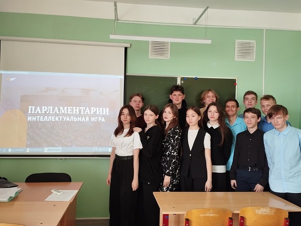В преддверии Дня российского парламентаризма в 9-х классах школы №2 прошла интелектуальная игра «Парламентарии».