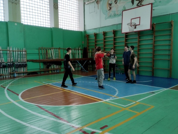 Соревнования по баскетболу среди юношей 8-11 классов.