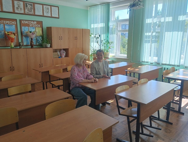 2 сентября нашу школу посетил известный выпускник - Евгений Миронов.