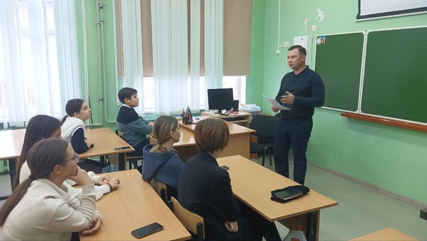 27 октября очередное занятие в медиа-центре «ШИК» посетил председатель фонда «Таманец» Сергей Завидов.