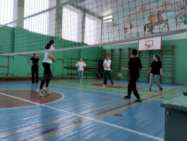 Соревнования по волейболу среди девушек 8-х классов и команды мальчиков 6-7 классов, посвящённые Дню Героев Отечества.