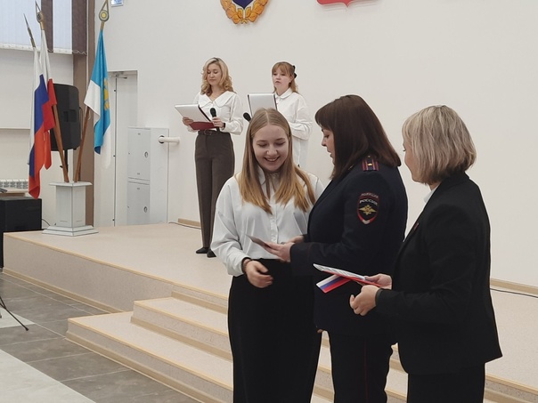 В рамках празднования Дня Конституции РФ в актовом зале Дома культуры Светлого состоялось торжественное вручение паспортов юным гражданам поселка.