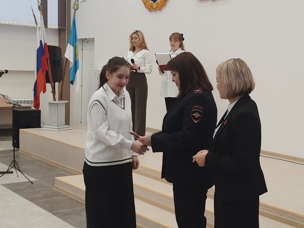 В рамках празднования Дня Конституции РФ в актовом зале Дома культуры Светлого состоялось торжественное вручение паспортов юным гражданам поселка.