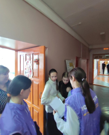 Учащиеся 8в класса (классный руководитель Сергеева Т.В.) организовали и провели информационную акцию &quot;Безопасные каникулы. Зима&quot;.