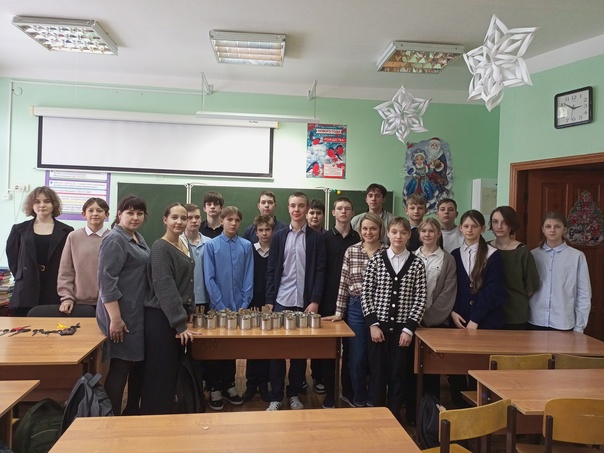 19 января учащиеся 8 в класса МОУ &quot;СОШ 2 им.В.А.Коновалова&quot;приняли активное участие в изготовлении блиндажных окопных свечей для отправки бойцам на передовую.