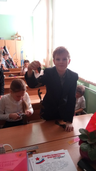 Учащиеся 3а класса (классный руководитель Овечкина Светлана Васильевна) присоединились к неравнодушным добровольцам и помогли подготовить заготовки для маскировочных  сетей.