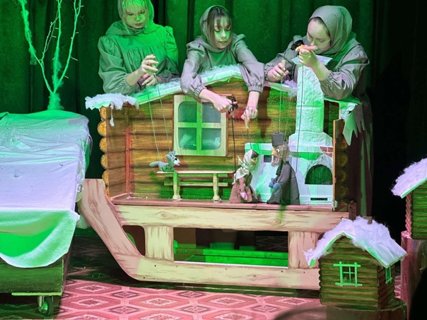 21 января учащиеся 3а и 3б классов посетили премьеру кукольного спектакля &quot;Серебряное копытце&quot; в Центральном ДК р. п. Татищево.