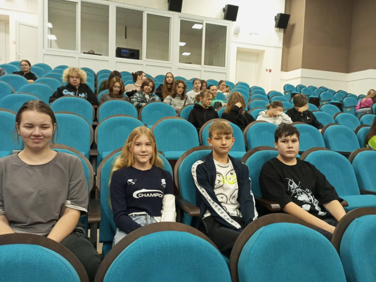 Учащиеся 8 в класса МОУ &quot;СОШ №2 им.В.А.Коновалова&quot; посетили кинотеатр Дома Культуры и приняли участие в просмотре фильма &quot;Праведник&quot;.