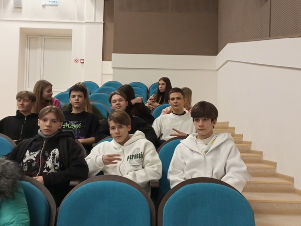 Учащиеся 8 в класса МОУ &quot;СОШ №2 им.В.А.Коновалова&quot; посетили кинотеатр Дома Культуры и приняли участие в просмотре фильма &quot;Праведник&quot;.