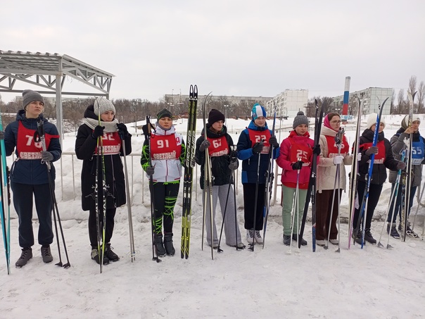 В Светлом, накануне общенародного лыжного праздника 2 февраля, который традиционно проводится во вторую субботу февраля, прошли лыжные гонки между 8 и 9 классами общеобразовательных учреждений Светлого.