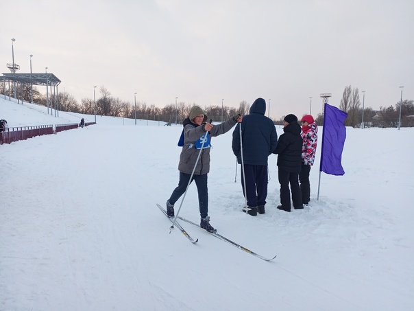 В Светлом, накануне общенародного лыжного праздника 2 февраля, который традиционно проводится во вторую субботу февраля, прошли лыжные гонки между 8 и 9 классами общеобразовательных учреждений Светлого.