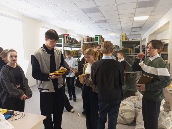 Учащиеся 8 в класса МОУ &quot;СОШ 2 им В.А.Коновалова&quot; приняли активное участие в общероссийская акции «Дарите книги с любовью.
