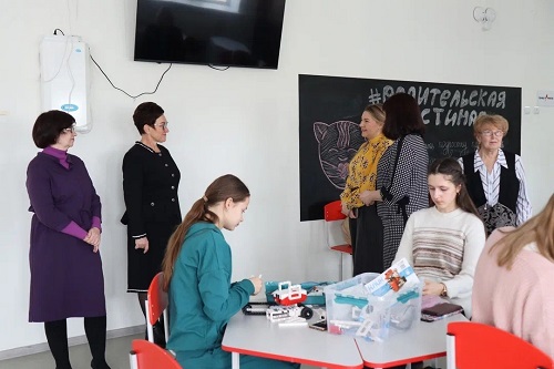 С рабочим визитом школу №2 им. В.А. Коновалова посетила депутат Саратовской областной Думы Ирина Колесникова.
