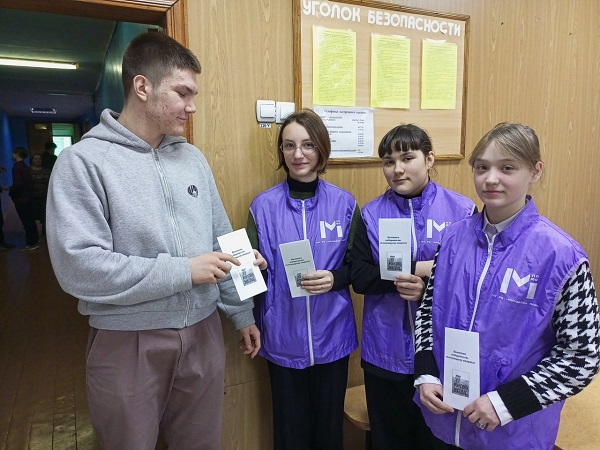 Учащиеся 8в класса (классный руководитель Сергеева Т.В.) организовали и провели информационную акцию &quot;Ты - будущий избиратель&quot;.