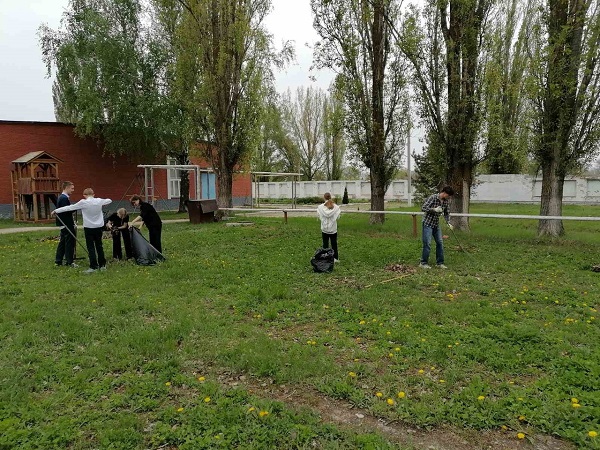 Учащиеся 8 в класса &quot;МОУ &quot; СОШ 2 им. В. А. Коновалова приняли участие в марафоне чистоты - Всероссийском субботнике.