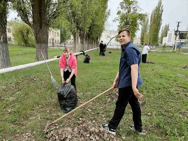 Учащиеся 8 в класса &quot;МОУ &quot; СОШ 2 им. В. А. Коновалова приняли участие в марафоне чистоты - Всероссийском субботнике.